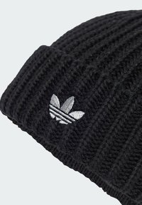 Caciula neagră din tricot cu un model texturat de rigla, având un logo Adidas brodat în argint cu trei dungi în față.