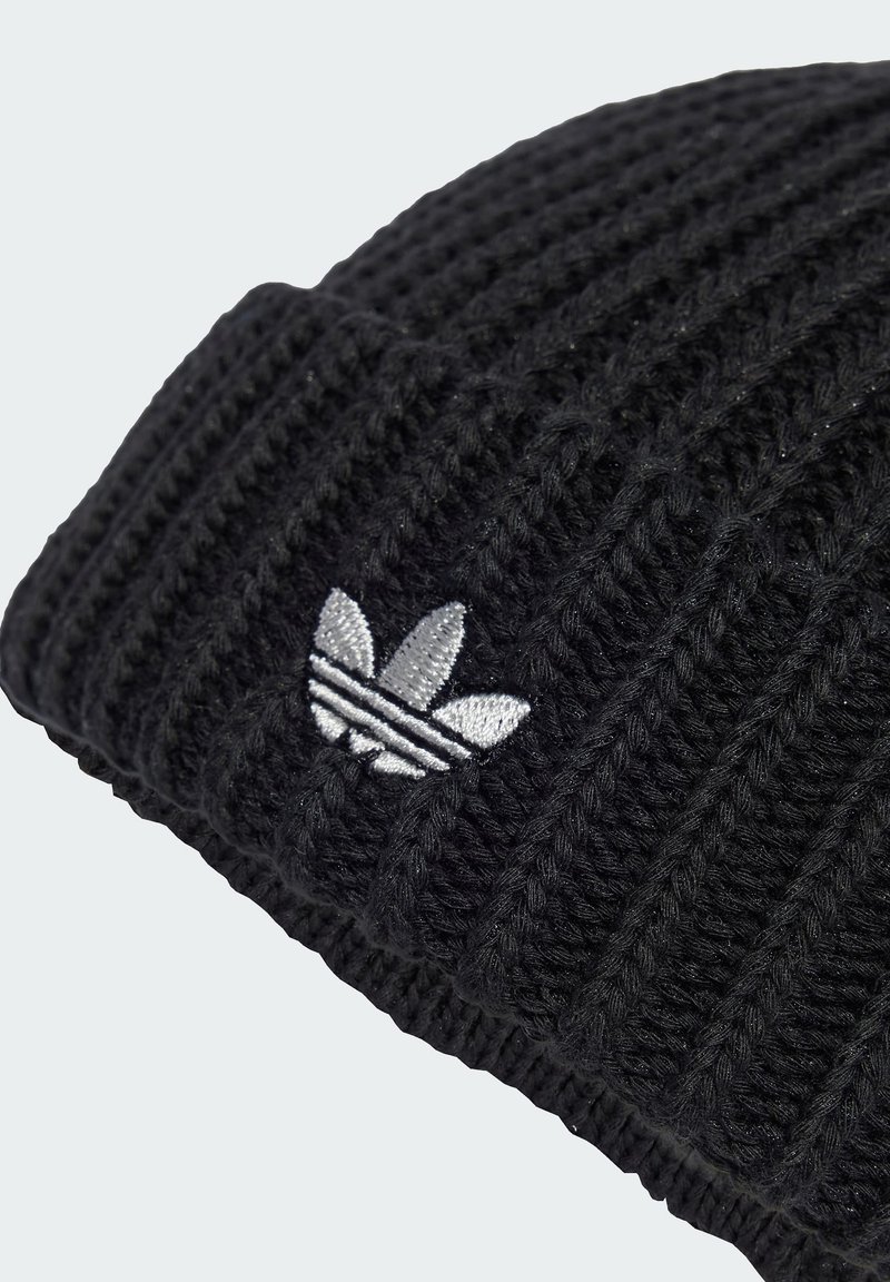 Svart stickad beanie med texturerat resårmönster, med en silverbroderad Adidas-logotyp med tre ränder framtill.