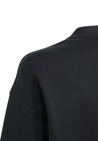 Felpa nera con un tessuto liscio e testurizzato; presenta un collo rotondo e un design con spalle scese, enfatizzando comfort e vestibilità.