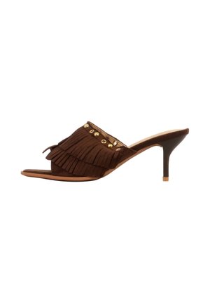 Mule-sandale en daim marron avec franges, clous dorés, bout ouvert et talon moyen fin.
