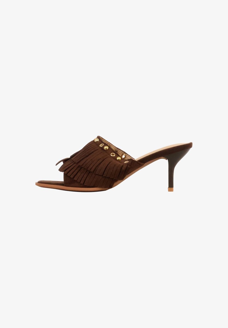 Mule-sandale en daim marron avec franges, clous dorés, bout ouvert et talon moyen fin.