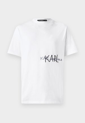 Bijela pamučna majica s crnim otisnutim logotipom koji glasi "KARL" s prekriženim "KARL" i "FELD" ispod. Okrugli izrez, kratki rukavi.
