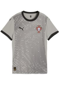 Sivi dres s kratkim rukavima s točkastom teksturom, crnim ovratnikom i kontrastnim crnim detaljima na rukavima. Ispred prikazuje grb reprezentacije Portugala.