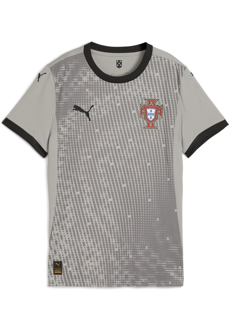 Sivi dres s kratkim rukavima s točkastom teksturom, crnim ovratnikom i kontrastnim crnim detaljima na rukavima. Ispred prikazuje grb reprezentacije Portugala.
