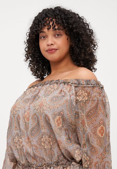 Off-shoulder paisleyblus i ljusgrått med orange och blå mönster, med en volangkrage och elastisk midja för en lös passform.