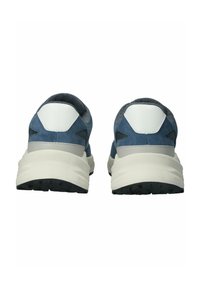 Mėlynos ir pilkos sportinės bateliai su zomšiniu ir tinkleliu viršutine dalimi, baltais kulno akcentais ir tekstūruotais guminiais padu, užtikrinančiais sukibimą ir patvarumą.