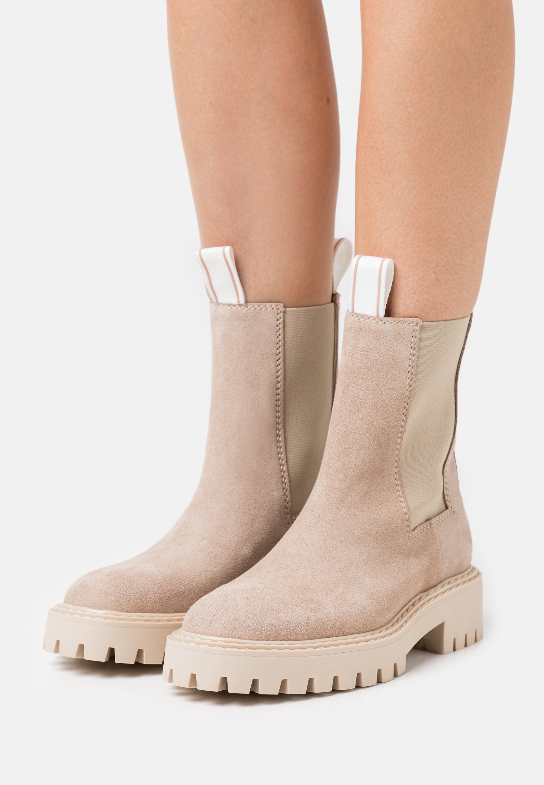 boots taupe