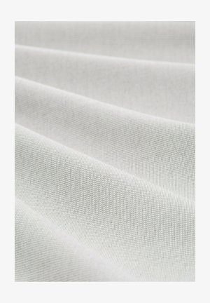 Baltas tekstilinis audinys su smulkiu, tekstūriniu audiniu, rodančiu minkštus raukšles ir subtilius šviesos pokyčius. Tinka įvairioms paskirtims.