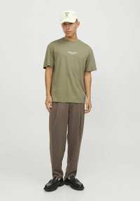 Jack & Jones JORVESTERBRO CREW NECK - Trükipildiga T-särk - aloe