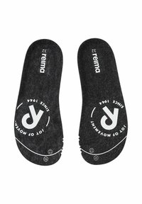 Czarne filcowe wkładki z białym brandingiem. Posiadają zaokrąglone krawędzie oraz teksturowaną powierzchnię. Wyraźnie oznaczone rozmiarem 32 na górze.