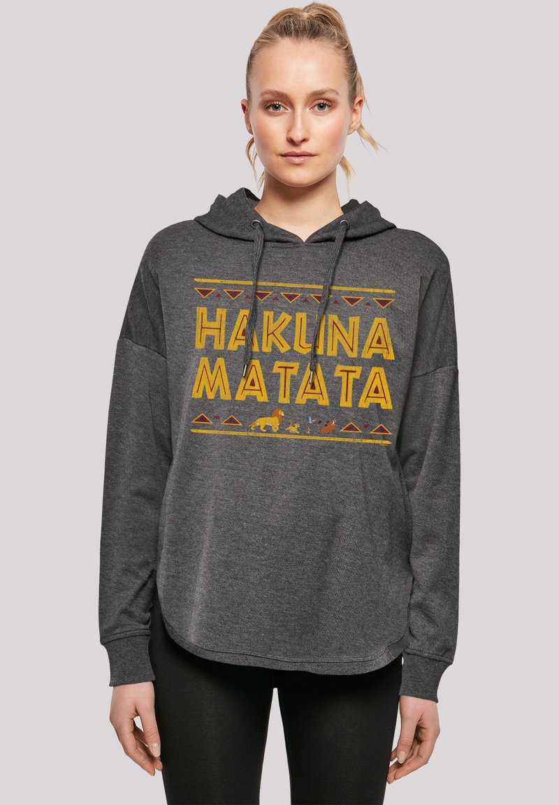Grå hettegenser laget av bomullsblanding, med "HAKUNA MATATA" i gult sammen med dyregrafikk og trekantmønstre. Lange ermer, avslappet passform.