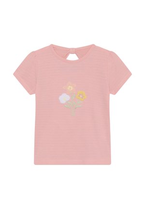 Camiseta de manga corta rosa con tejido texturizado, con un diseño floral bordado en amarillo, blanco y verde. Detalle de espalda con abertura en forma de gota.