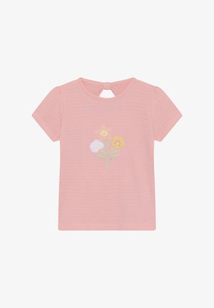 Camiseta de manga corta rosa con tejido texturizado, con un diseño floral bordado en amarillo, blanco y verde. Detalle de espalda con abertura en forma de gota.