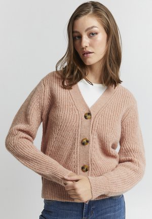 Rosa gestrickte Strickjacke mit einem tiefen V-Ausschnitt, geripptem Muster, drei großen braunen Knöpfen und langen Ärmeln. Lässiges und gemütliches Design.
