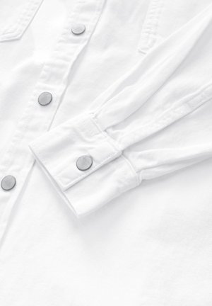 Witte overhemden met zilveren drukknoopjes, platte kraag en lange mouwen met gather cuffs, die een gladde, getextureerde stof tonen.
