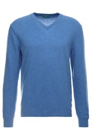 Blå långärmad V-ringad tröja gjord av mjukt tyg med ribbade manschetter och nederkant, uppvisad mot en vit bakgrund.