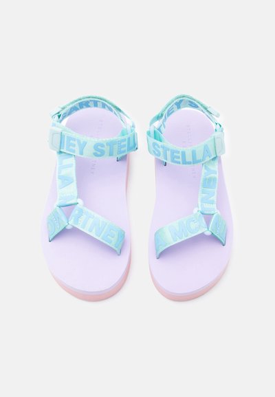 Μωβ λαστιχένια σανδάλια με ανοιχτό μπλε λουριά που φέρουν το κείμενο "STELLA McCARTNEY." Επίπεδη σόλα με ροζ λεπτομέρεια. Ρυθμιζόμενα κλεισίματα.