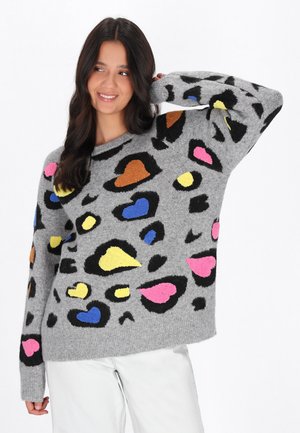 Grauer Pullover mit einer flauschigen Textur, der ein mehrfarbiges Leopardenmuster in Pink, Gelb, Blau und Orange zeigt. Lange Ärmel.