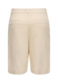Short beige longueur genou avec passants de ceinture et deux poches passepoilées à l'arrière, présenté sur fond blanc.