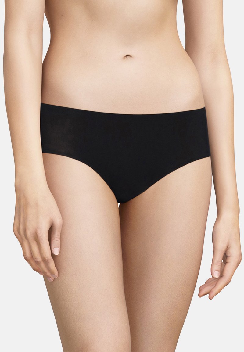 Schwarzer nahtloser Bikini-Slip aus weichem Stoff, mit glatter Oberfläche und mittelhohem Schnitt für Komfort und gute Abdeckung.