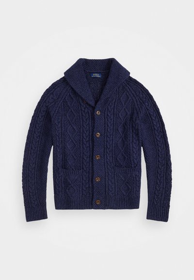 Cardigan em malha canelada azul-marinho com gola xale, fecho frontal com botões, duas bolsos frontais e padrões texturizados em toda a peça.