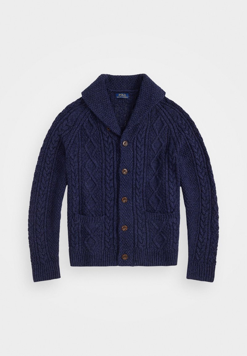 Granatowy sweter kardigan z dzianiny w warkocze z kołnierzem typu szal, z przodem zapinanym na guziki, dwiema przednimi kieszeniami oraz teksturowanym wzorem dzianiny.