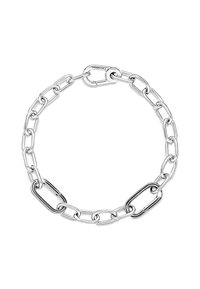 Pulsera de cadena de plata con eslabones ovalados de diferentes tamaños, incluyendo un eslabón de cierre más grande con un detalle de logo. Acabado suave y pulido.