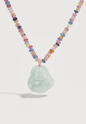 Collar con cuentas redondas multicolores y un colgante de jade verde claro tallado con un Buda sonriente.
