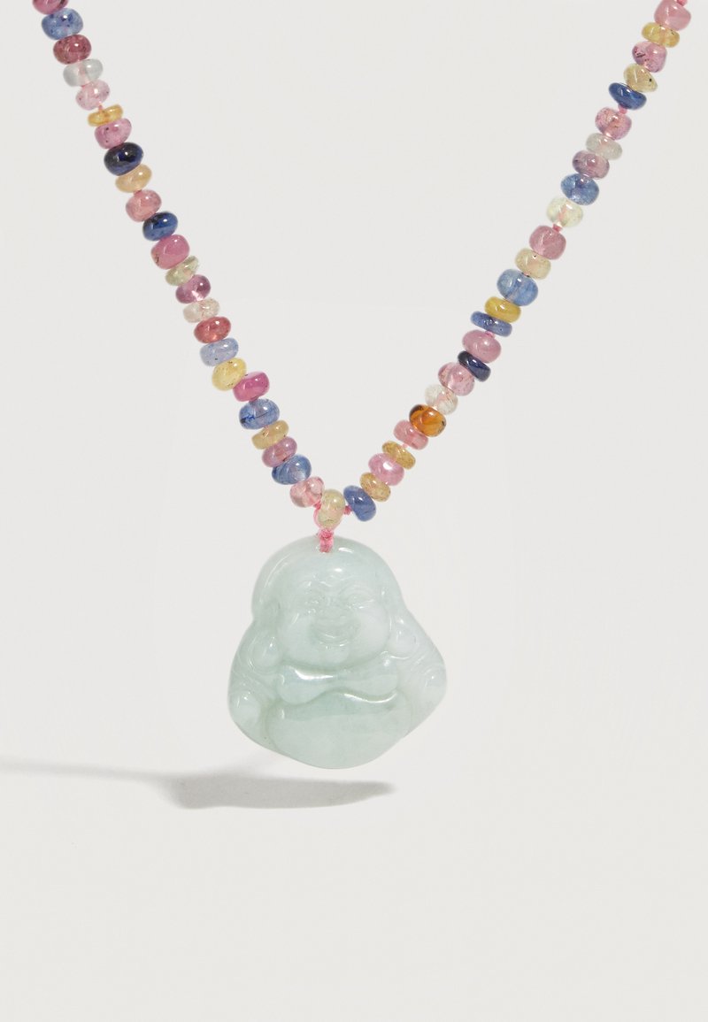 Κολιέ με πολύχρωμες στρογγυλές χάντρες και μενταγιόν από ανοιχτό πράσινο νεφρίτη με σκάλισμα γέλαστου Βούδα.
