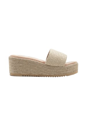 Sandale à talon compensé en beige avec une tige en tissu tissé, une large sangle et une semelle texturée. Elle dispose d'une épaisse semelle intermédiaire tressée pour plus de hauteur.