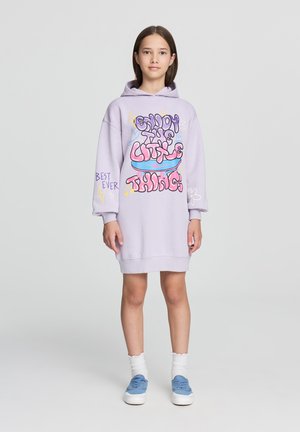 Abito-hoodie oversized in lavanda con testo grafico in design colorati, caratterizzato da maniche lunghe, polsini a coste e una vestibilità casual.