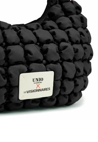 Borsa a tracolla nera imbottita con una finitura in tessuto morbido e texture. Presenta un'etichetta bianca con il testo "UNIO HAMBURG" e "LES VISIONNAIRES".
