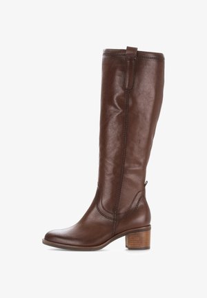 Botte en cuir marron jusqu'au genou avec un bout carré, un talon en bois empilé et des détails de couture courbés sur les côtés. Texture lisse, accents minimaux.