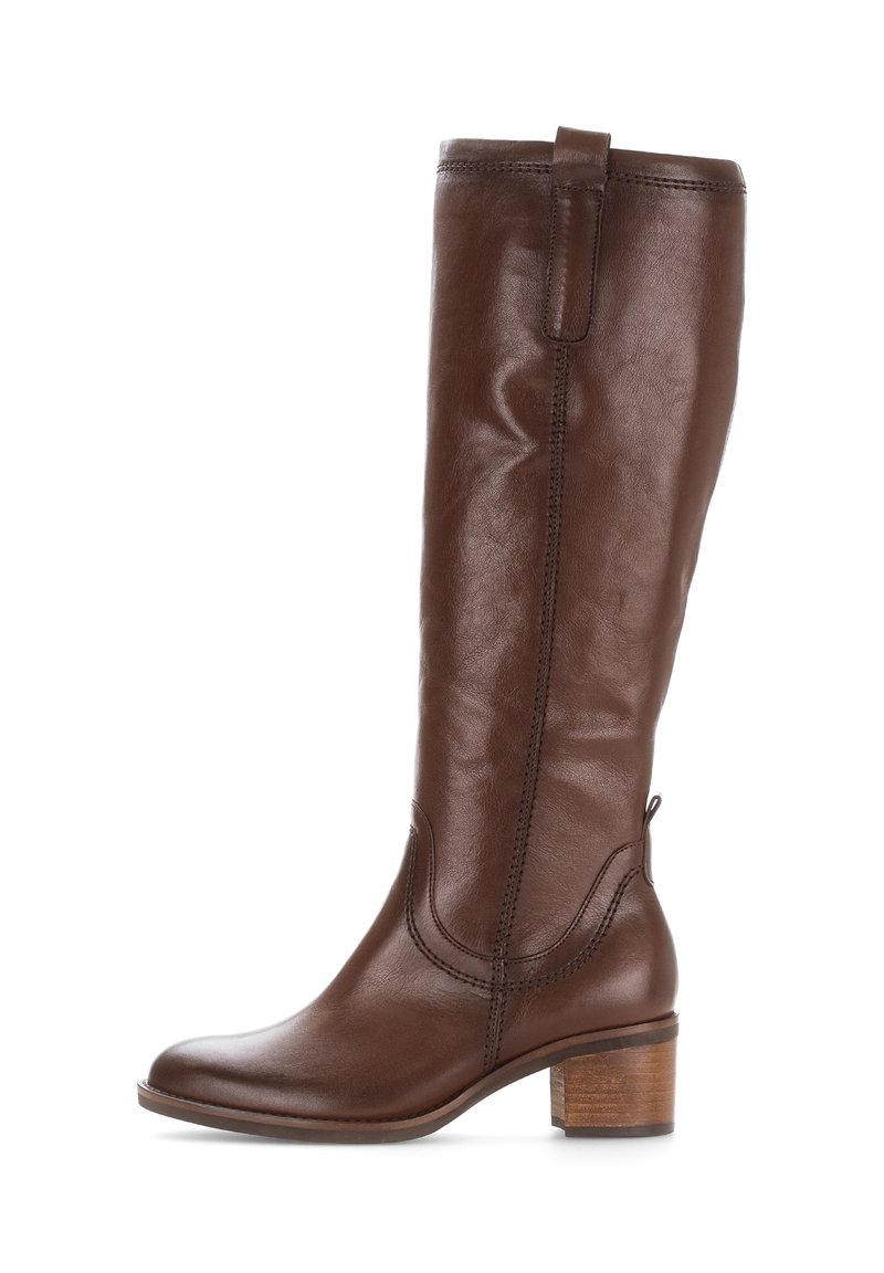 Botte en cuir marron jusqu'au genou avec un bout carré, un talon en bois empilé et des détails de couture courbés sur les côtés. Texture lisse, accents minimaux.