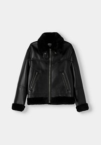 Zwarte leren jas met een bontkraag en manchetten, voorzien van diagonale ritssluitingen in de zakken en een cropped ontwerp. Soepele textuur en glanzende afwerking.