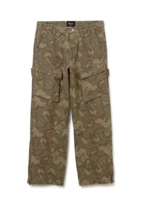 Cargo-Hose im Tarnmuster, ausgestattet mit zwei großen Seitentaschen, strapazierfähigem Stoff, lockerer Passform und verstärkten Nähten. Die Farben umfassen Olivgrün und Beige.