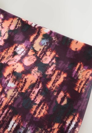 Tkanina z wzorem przedstawiającym abstrakcyjne pociągnięcia pędzla w odcieniach fioletu, pomarańczu i czerni, o gładkiej fakturze i płynnym wzorze.