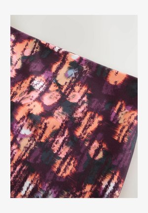 Raštuotas audinys su abstrakčiomis teptuko potėpiais purpurinės, oranžinės ir juodos spalvų atspalviais, su lygiu paviršiumi ir tekančiu dizainu.