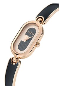 Náramkové hodinky Furla majú oválny puzdro z ružového zlata, čierny remienok, textúrovaný ciferník a minimalistické hodinové značky. Navrhnuté pre eleganciu a funkčnosť.