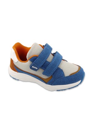 Niebieskie i szare sneakersy z zapięciem na rzep, siateczkową cholewką, pomarańczowymi akcentami, wyściółką wokół kostki oraz lekką białą podeszwą.