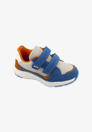 Niebieskie i szare sneakersy z zapięciem na rzep, siateczkową cholewką, pomarańczowymi akcentami, wyściółką wokół kostki oraz lekką białą podeszwą.