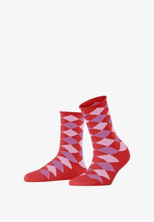 Paare roter Knöchelsocken mit diamantförmigen pinken und violetten geometrischen Mustern und gerippten Bündchen.