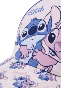 Cappello in tessuto rosa con personaggi dei cartoni animati Stitch e Angel. Il design presenta colori vivaci, motivi giocosi e dettagli ricamati.