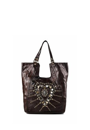 Dunkelbraune Ledertasche mit zwei Griffen und dekorativen herzförmigen Metallnieten sowie runden Verzierungen in der vorderen Mitte.