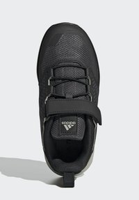 Zapatillas deportivas negras con parte superior de malla texturizada, cierre de cordones, correa de velcro y suela de goma, con el logo de adidas en la lengua.