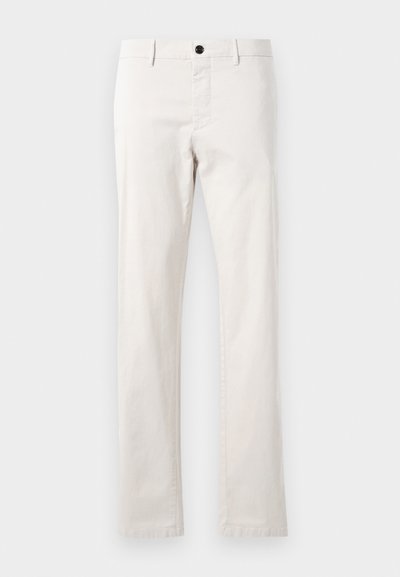 Hellbeige Chinos aus Baumwolle mit geradem Bein, vorderen Taschen und einem einzelnen schwarzen Knopf am Bund.