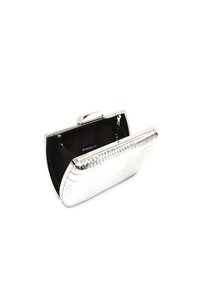 Strieborná metalická kabelka typu clutch s krokodílou textúrou, lesklým povrchom a čiernym interiérom. Obsahuje uzáver na klip a pripevnenie reťazovej rúčky.