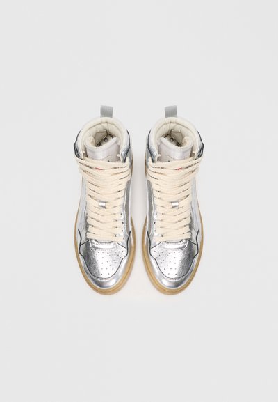 Zapatillas de baloncesto altas con un upper metálico plateado, cordones crema y una suela de goma. Con cuello y lengua acolchados y detalles de perforación.
