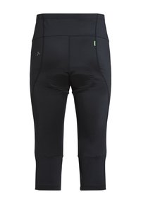 Pantaloncini da ciclismo imbottiti neri, tagliati sotto il ginocchio, con vita alta e cuciture rinforzate su sfondo bianco.