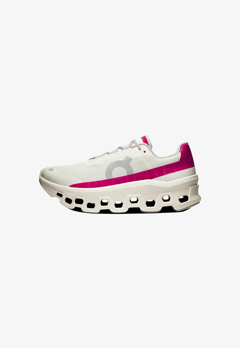 Scarpa da corsa atletica bianca e rosa con suola spessa e ventilata caratterizzata da fori esagonali, logo laterale e lacci decorati.